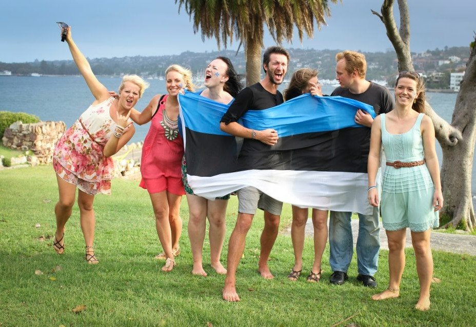 A group of Estonians celebrating the Estonian Independence Day in Shark Island, Australia. Photo by www.nansiphotography.com