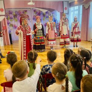 Representatives of the Chuvash community introduce their culture and traditional clothes to younger children